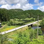 Peaceful Riverfront With Views 펜션
