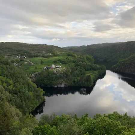 Peaceful Riverfront With Views 펜션