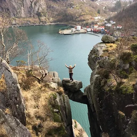 Peaceful Riverfront With Views 펜션 *